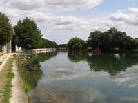 Floden Charentes set fra cognachuset Louis Royer i byen Jarnac.